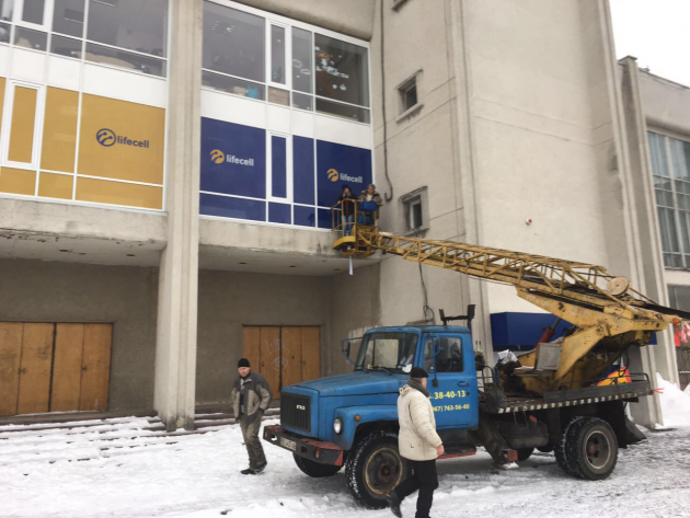 Ukrayna Cherkassy ve Kiev Şehirlerinde Lifecell Kurumsal bayisinin dış cephe reklam baskı uygulamaları yapıldı. - (14/03/2014)